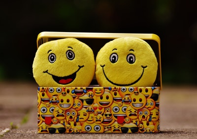 dos emojis amarillos en la caja amarilla - amigos falsos.